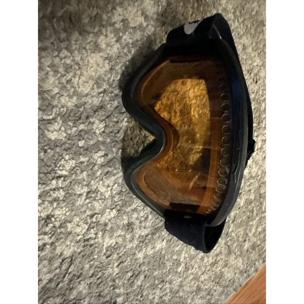 Oakley  Ski/Snowboard Goggles Amber Lens Black White Head strap